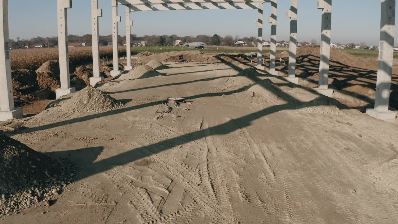 两名建筑工人在建筑框架下行走视频素材