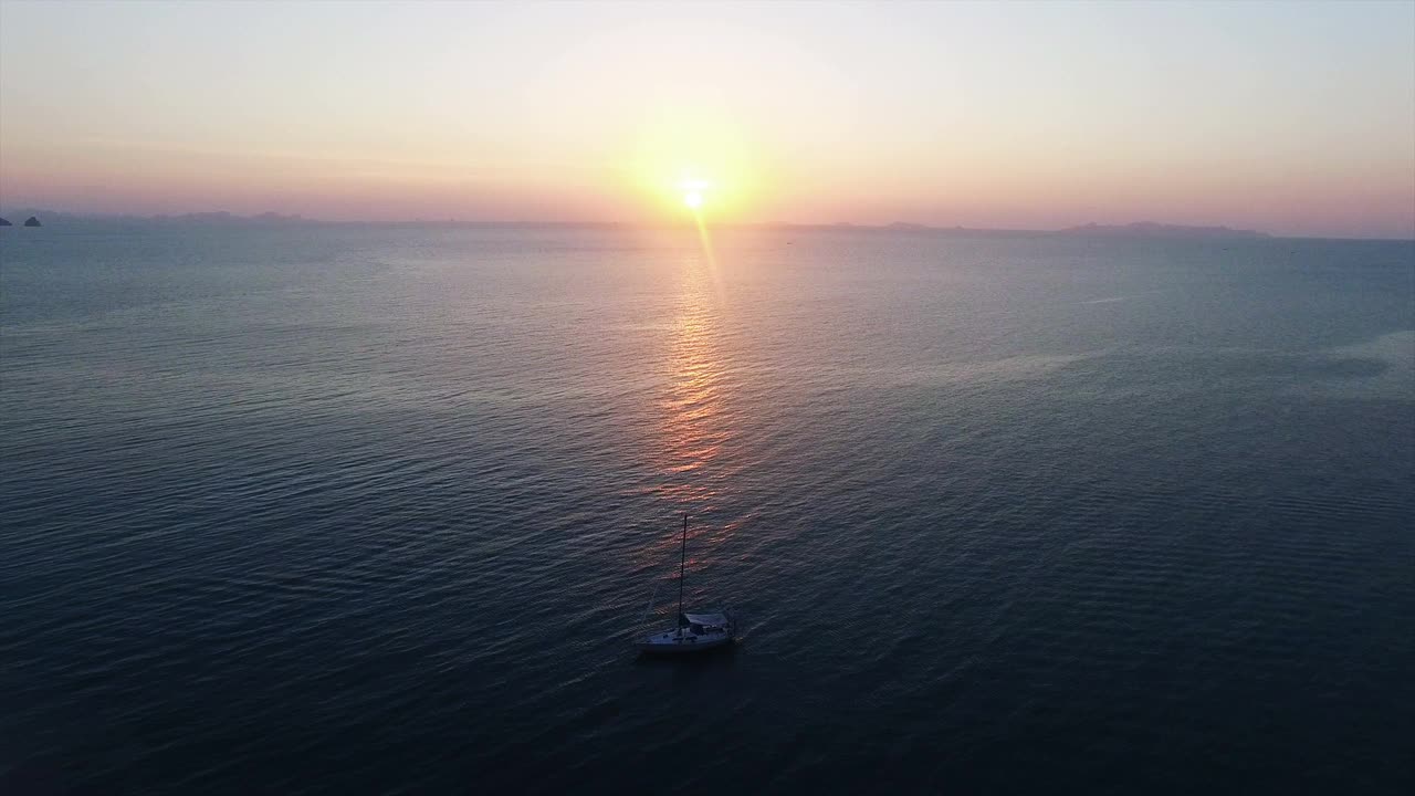 苏梅岛上的渡轮上的夕阳在泰国视频素材