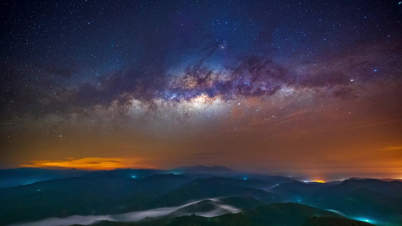 在泰国Yala的Gunung siilipat山，银河系和日出的4K时间间隔视频素材