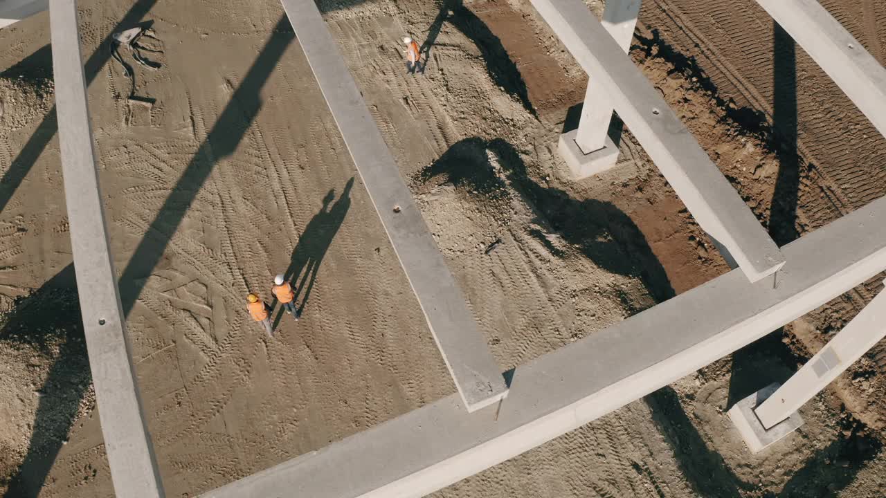 高空建筑工人在建筑工地上行走视频素材