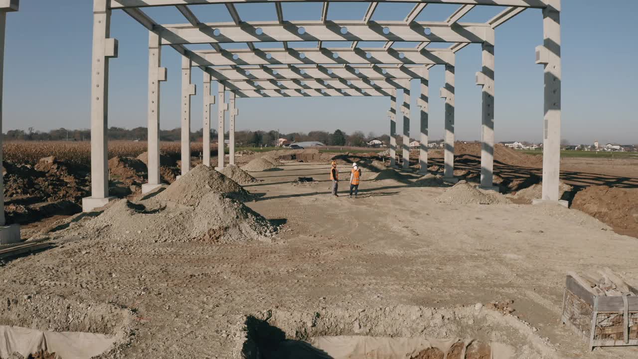 AERIAL Building承包商、建筑师和投资者在施工现场交谈视频素材