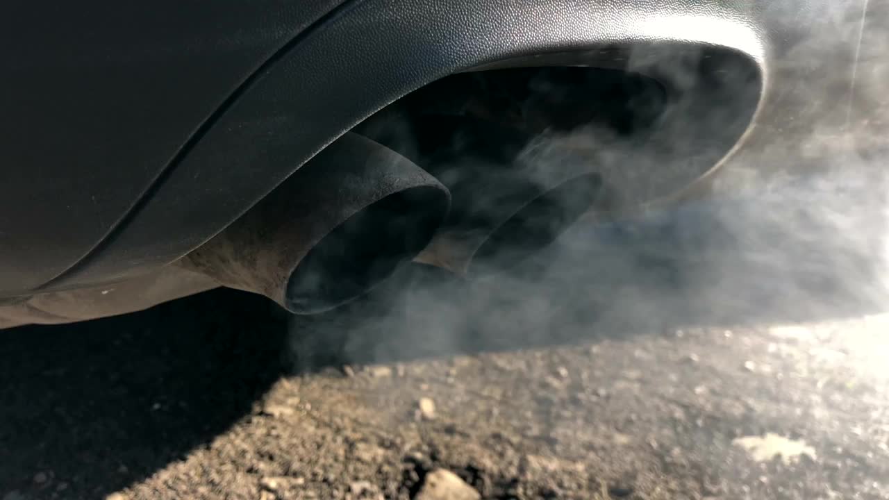 柴油汽车通过排气管排出的烟雾污染空气视频素材