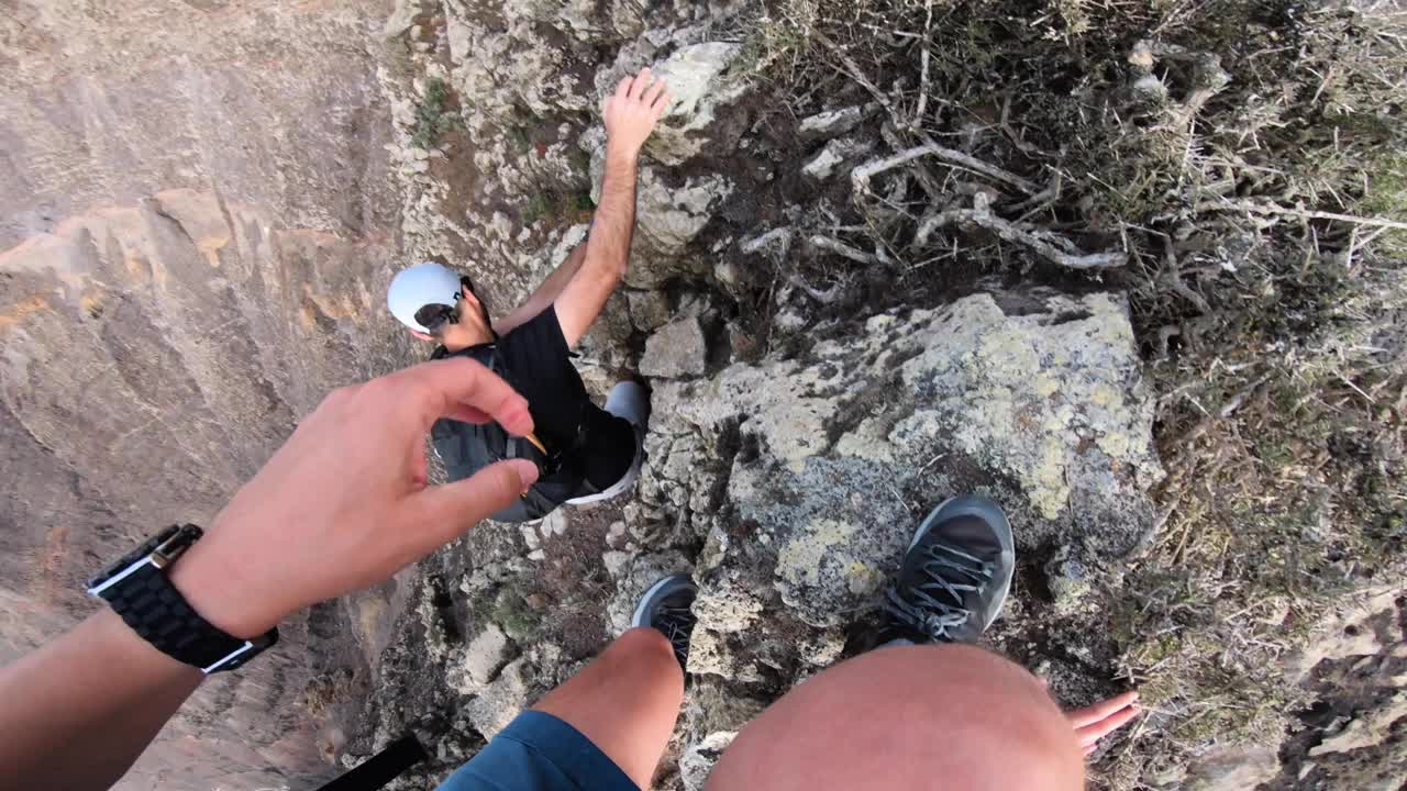 在富埃特文图拉岛的火山山脊上，用动作摄影机拍摄个人视角。西班牙。视频素材