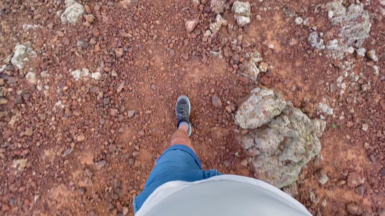 在西班牙富埃特文图拉岛的火山口徒步旅行，欣赏岛上的壮观景色。视频素材