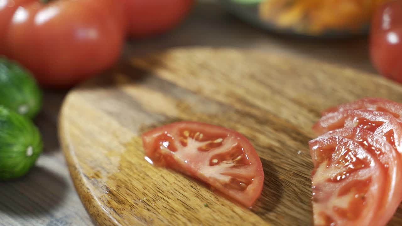 厨师正在厨房里切西红柿准备作为烹饪原料的特写，视频素材