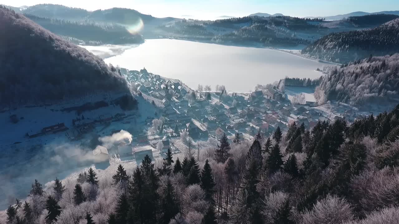 航拍的热门目的地在斯洛伐克在冬天-德丁基在斯洛伐克天堂。视频下载