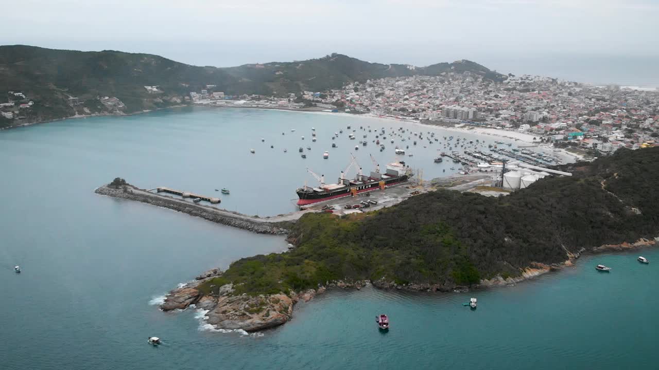 Arraial do Cabo，里约热内卢de Janeiro的船只-无人机航拍图片视频下载