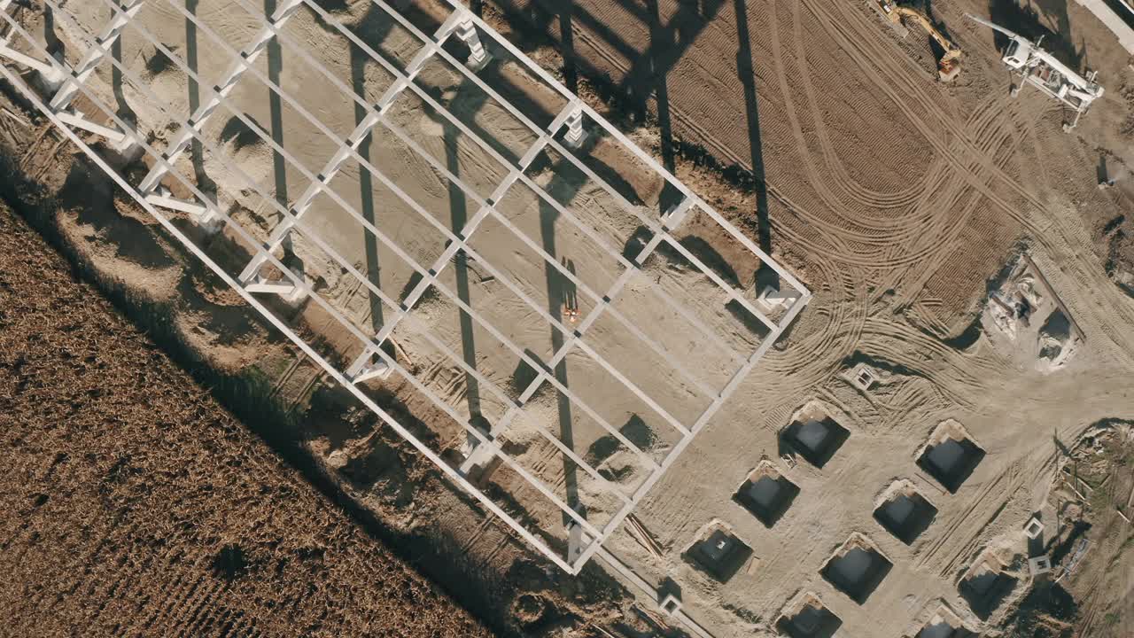 空中建筑承包商，建筑师和投资者在施工现场工作视频素材