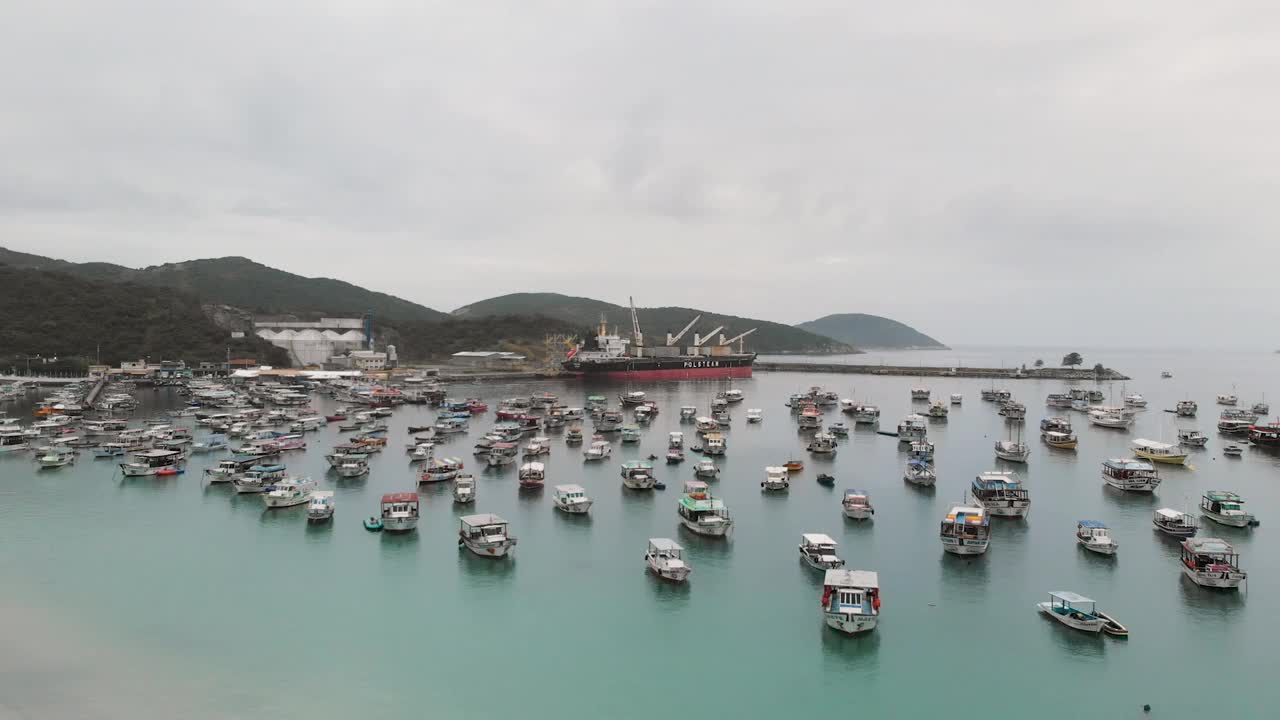 Arraial do Cabo，里约热内卢de Janeiro的船只-无人机航拍图片视频下载