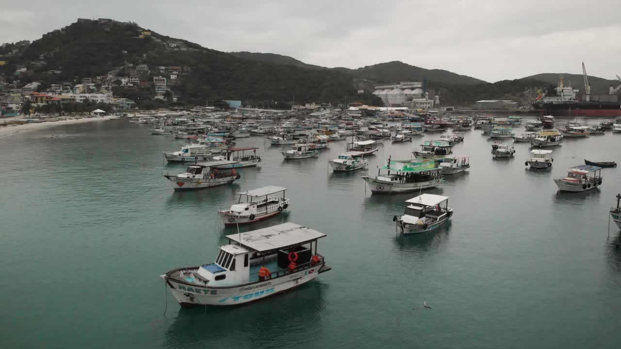 Arraial do Cabo，里约热内卢de Janeiro的船只-无人机航拍图片视频下载