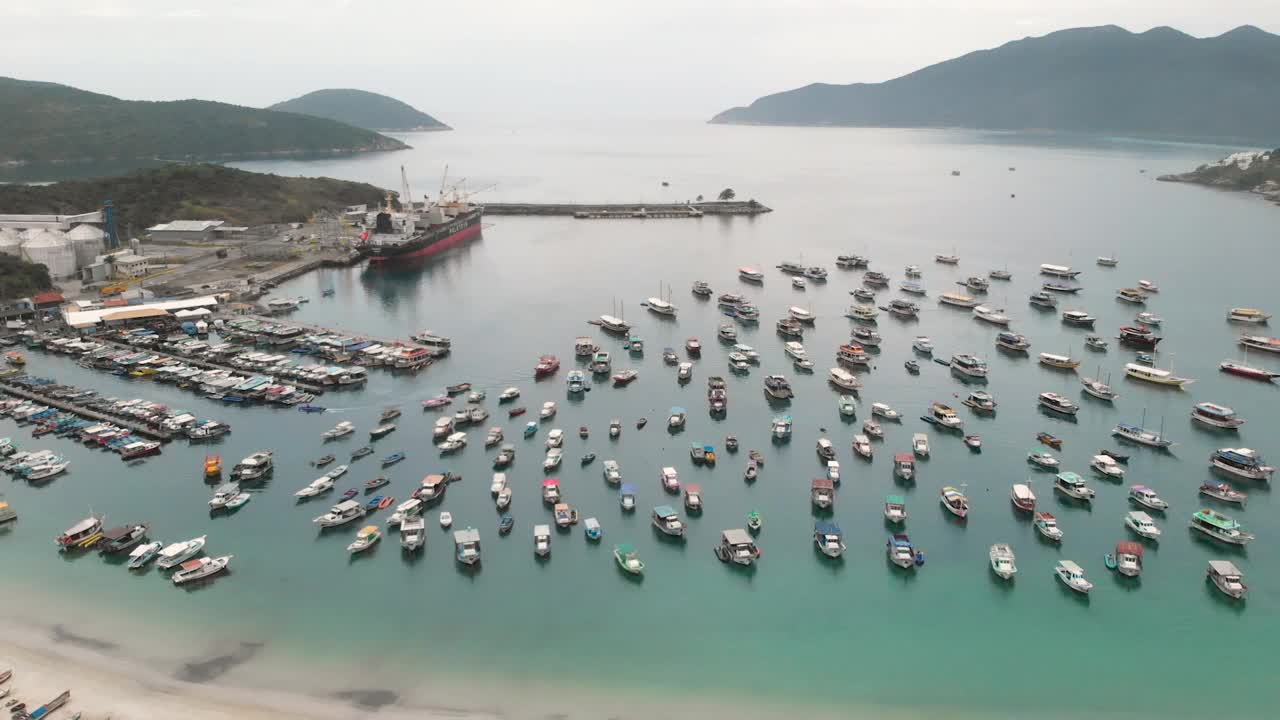 Arraial do Cabo，里约热内卢de Janeiro的船只-无人机航拍图片视频下载