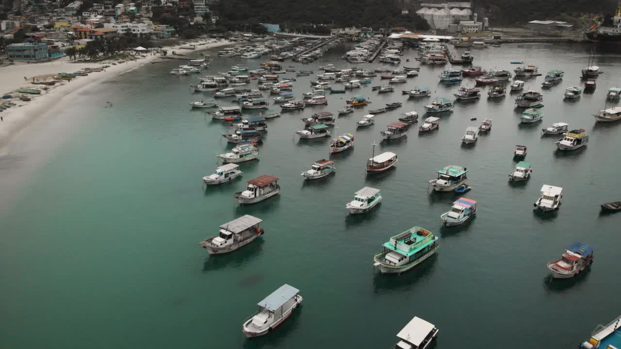 Arraial do Cabo，里约热内卢de Janeiro的船只-无人机航拍图片视频下载