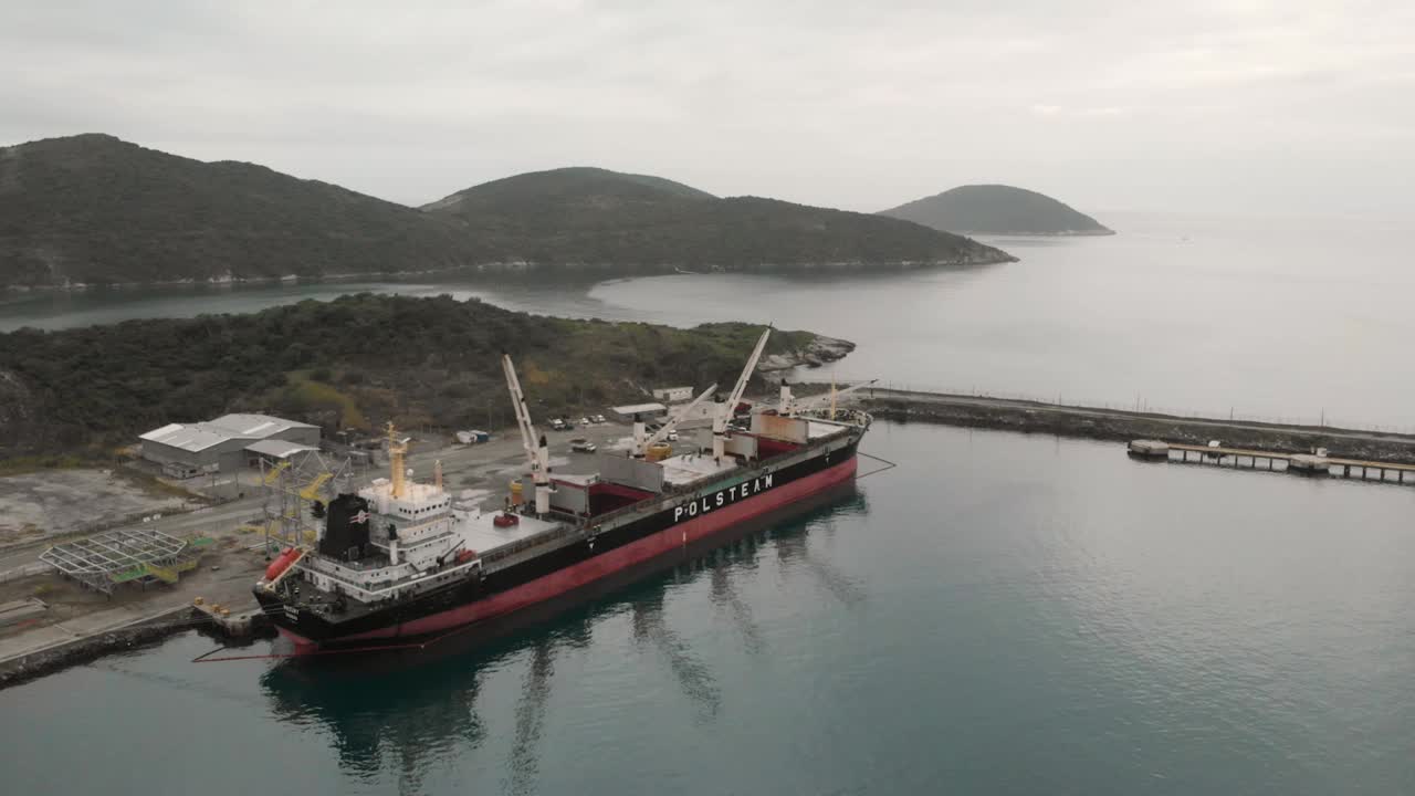 Arraial do Cabo，里约热内卢de Janeiro的船只-无人机航拍图片视频素材