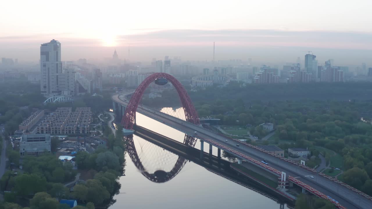 夏天的早晨，在莫斯科的桥上飞翔视频素材