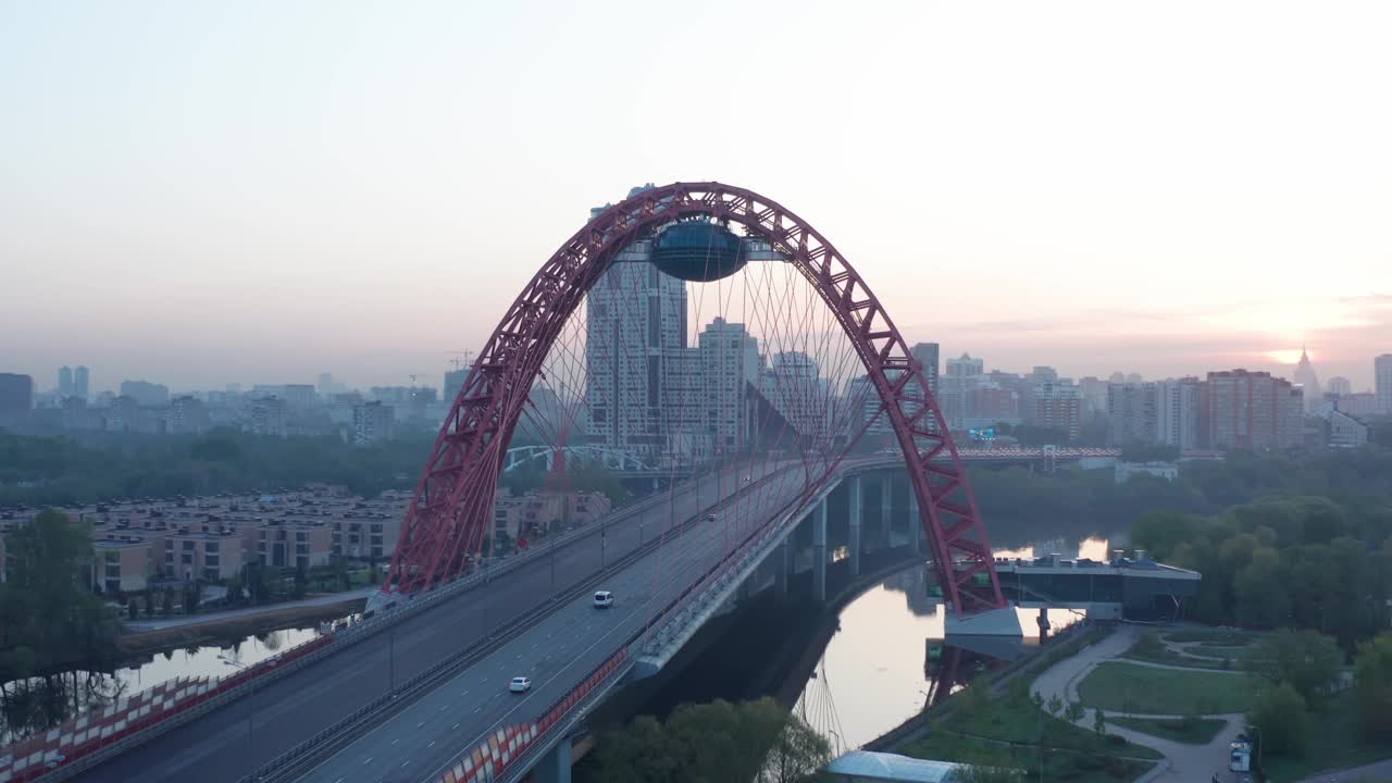 夏天的早晨，在莫斯科的桥上飞翔视频素材