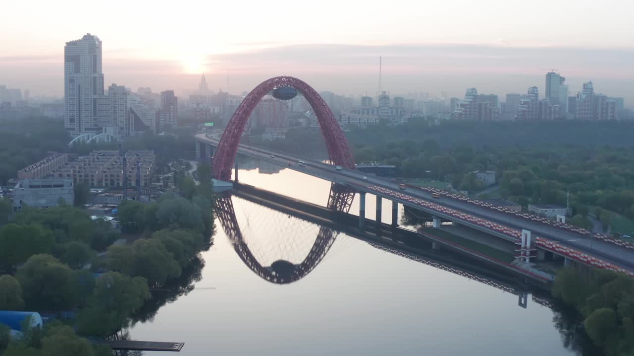 夏天的早晨，在莫斯科的桥上飞翔视频素材