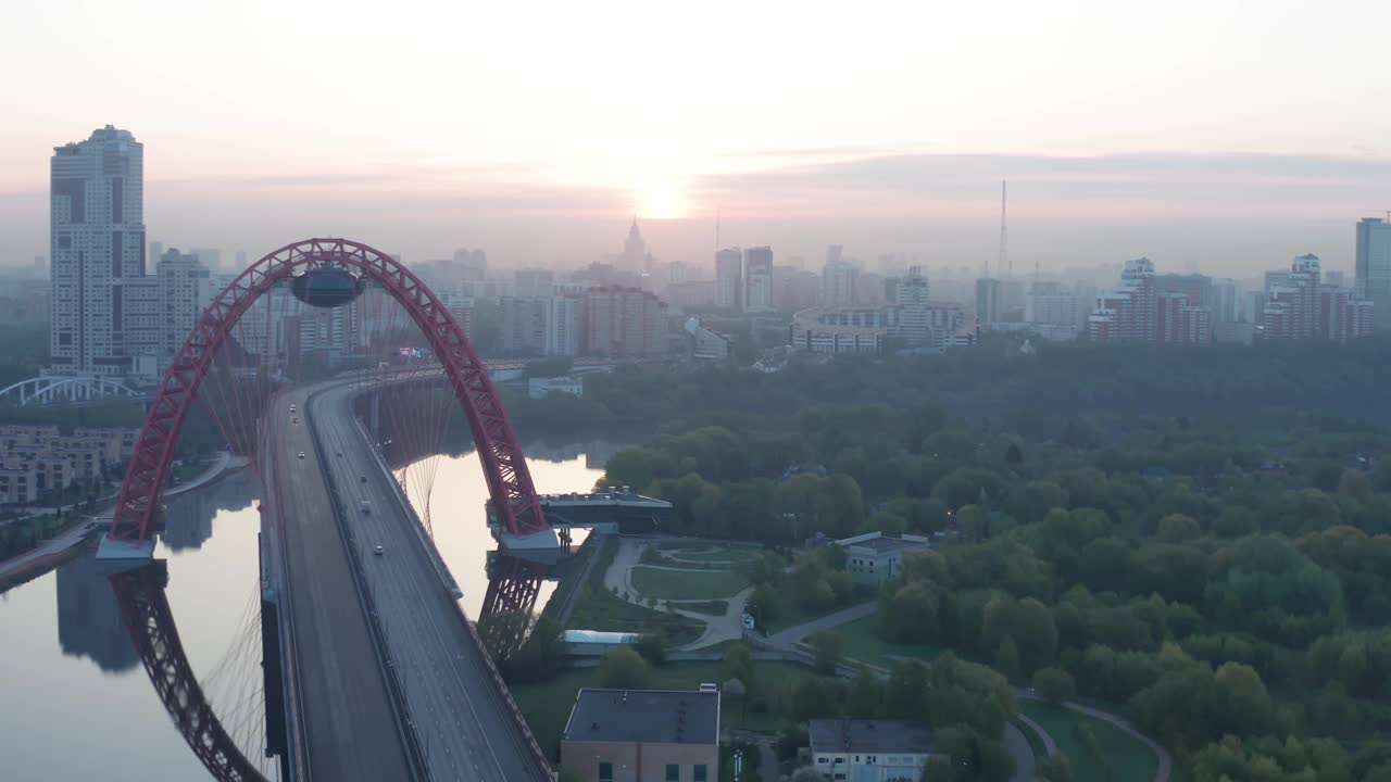 夏天的早晨，在莫斯科的桥上飞翔视频素材