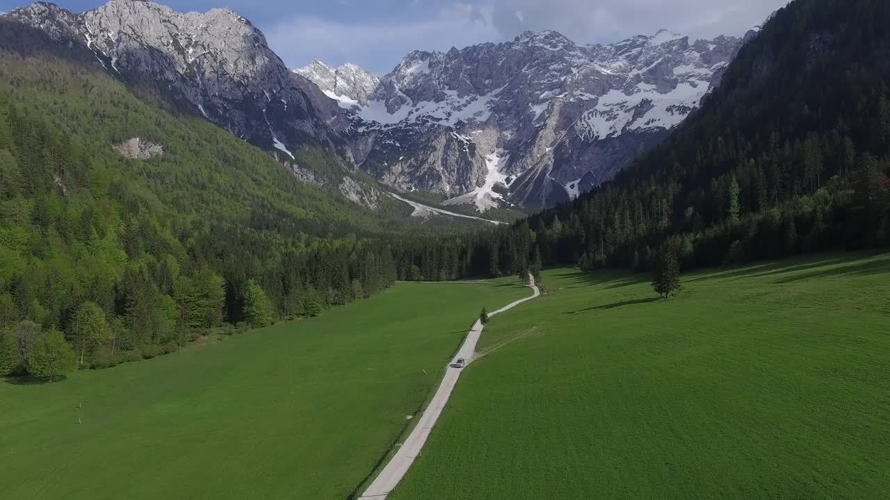 航拍的汽车驾驶在山谷，阿尔卑斯山，斯洛文尼亚视频素材