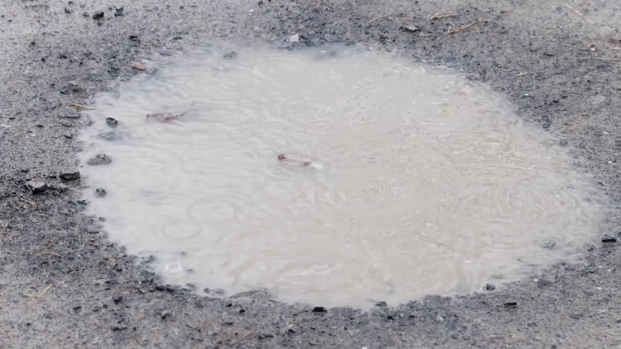 雨点在泥坑里慢镜头地溅起水花视频素材