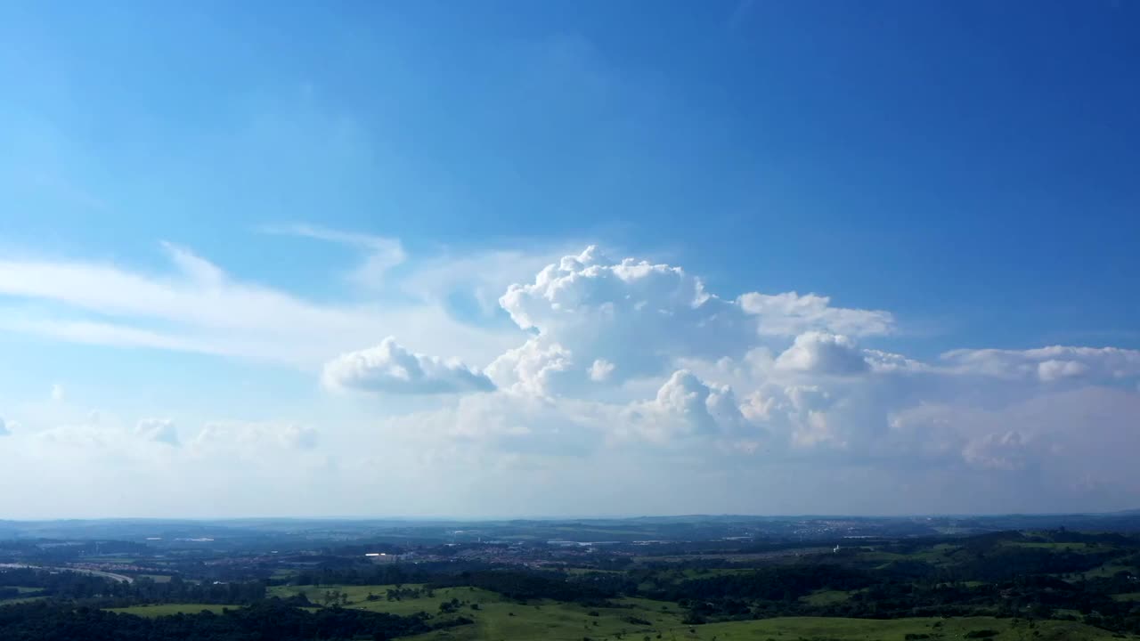 云乡村景观。风景无人机视角视频素材