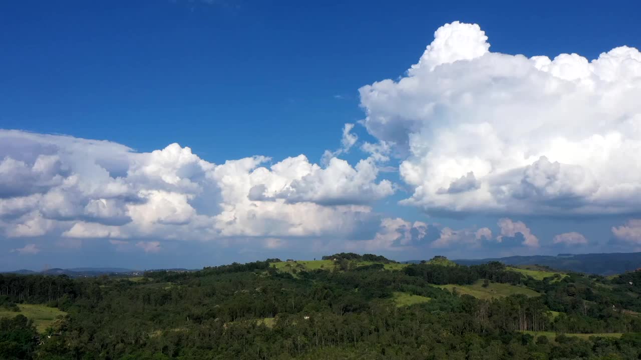 云在乡村景观的时间推移运动，无人机视图视频素材