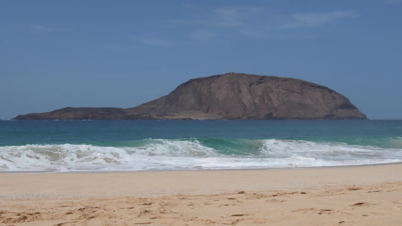 海浪冲击着拉斯康查斯海滩，Montaña克拉拉岛，拉格拉西奥萨岛，西班牙视频素材