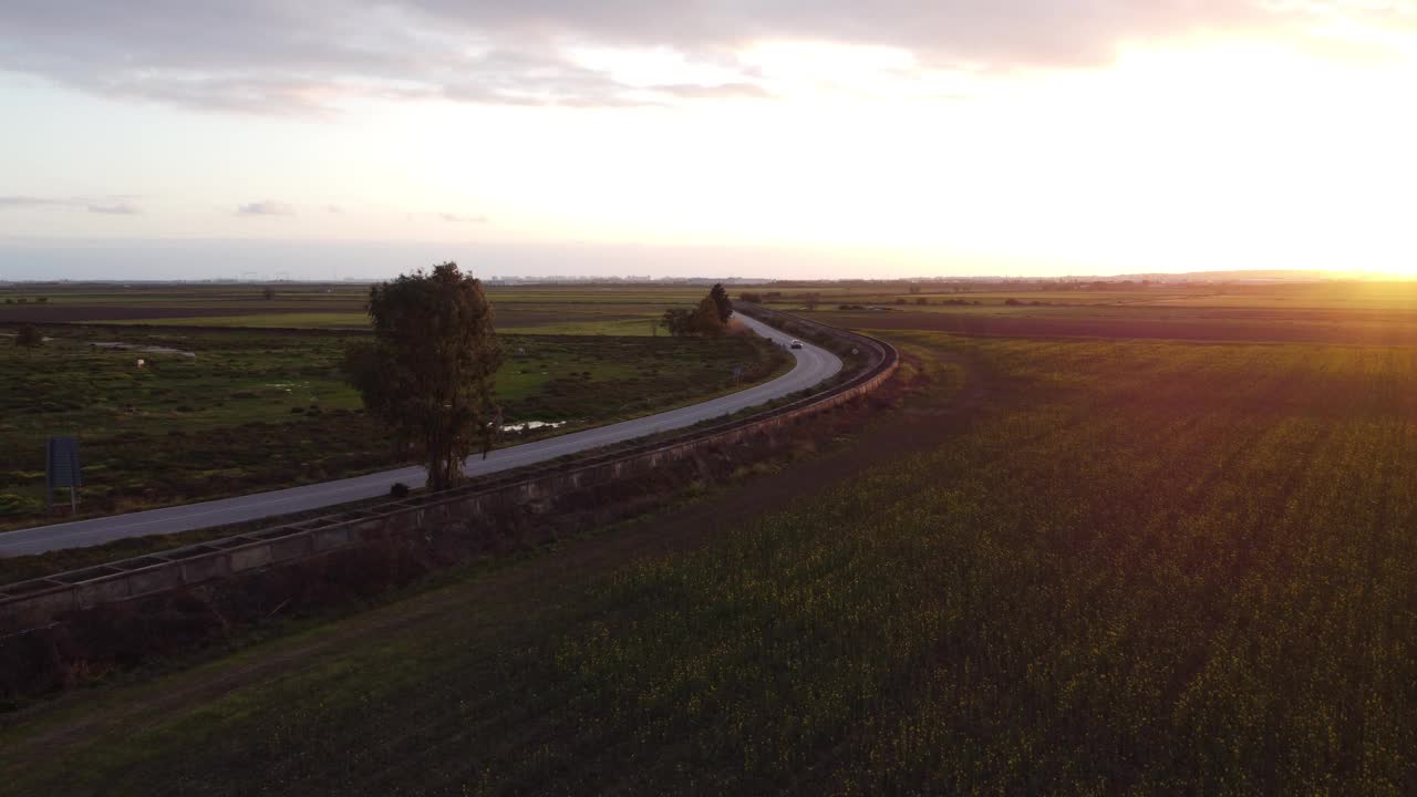 日落时的乡村美景。视频素材