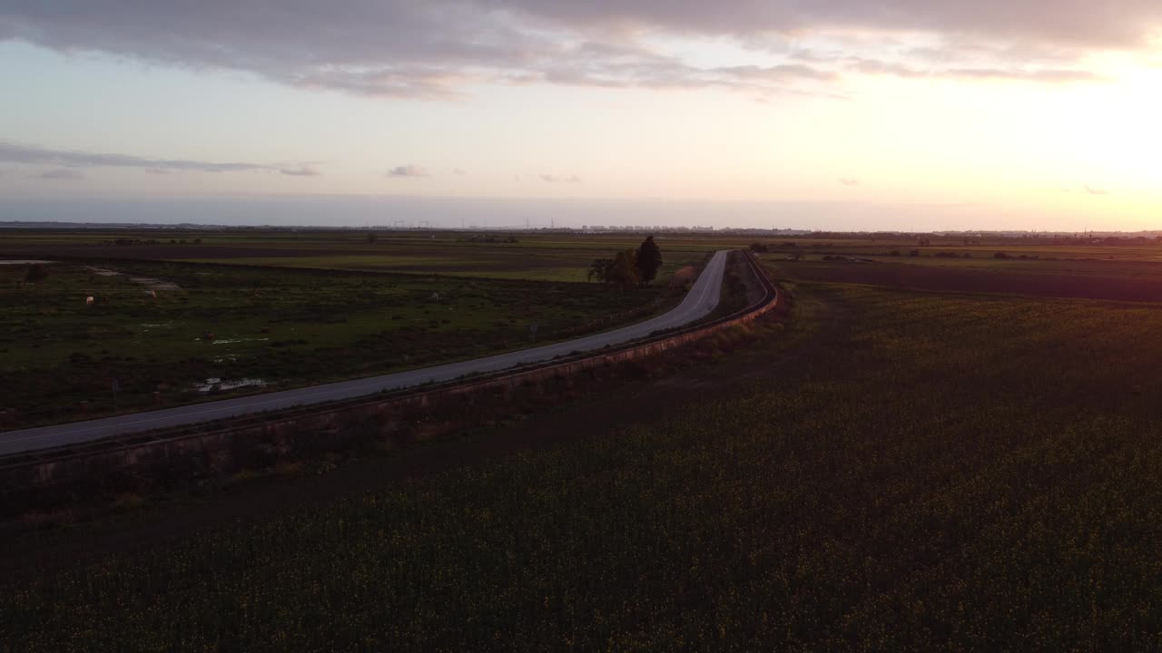 日落时的乡村美景。视频素材