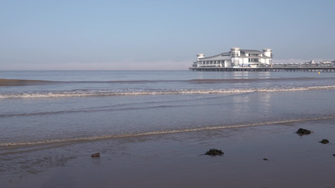 滨海萨默塞特的韦斯顿码头有4k的海滩和海浪视频素材