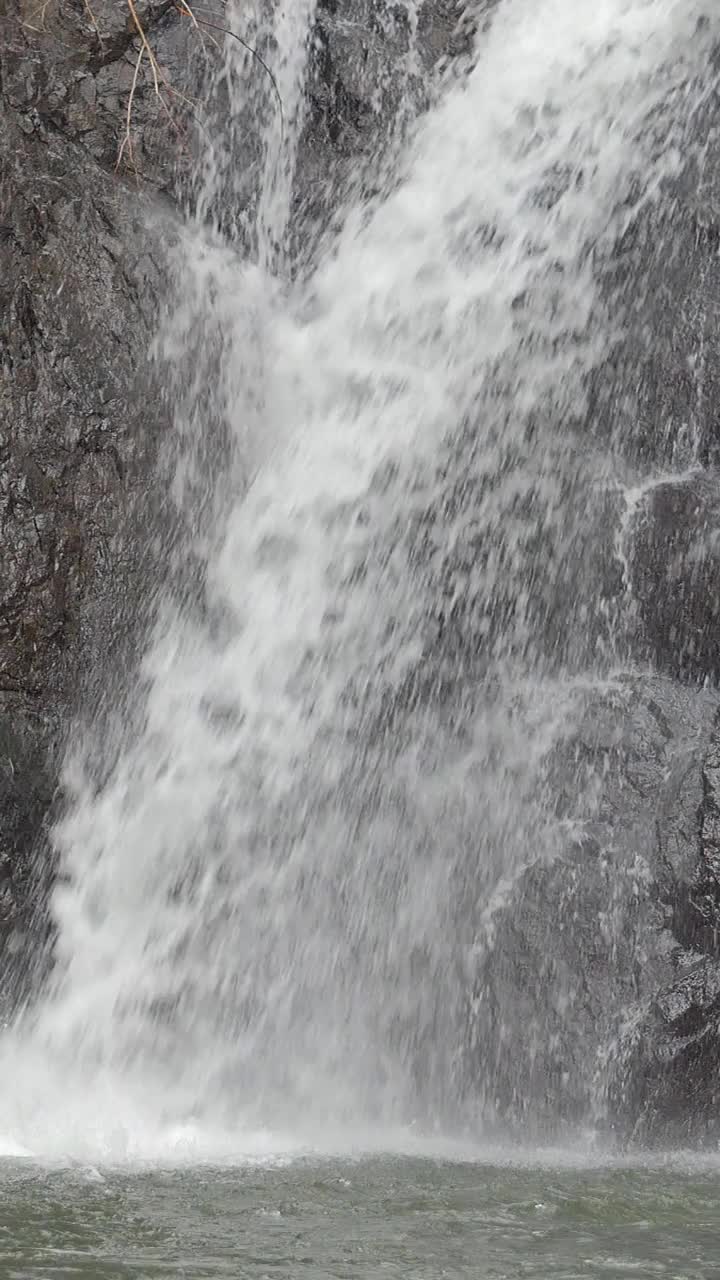 热带雨林中的瀑布。慢动作视频素材