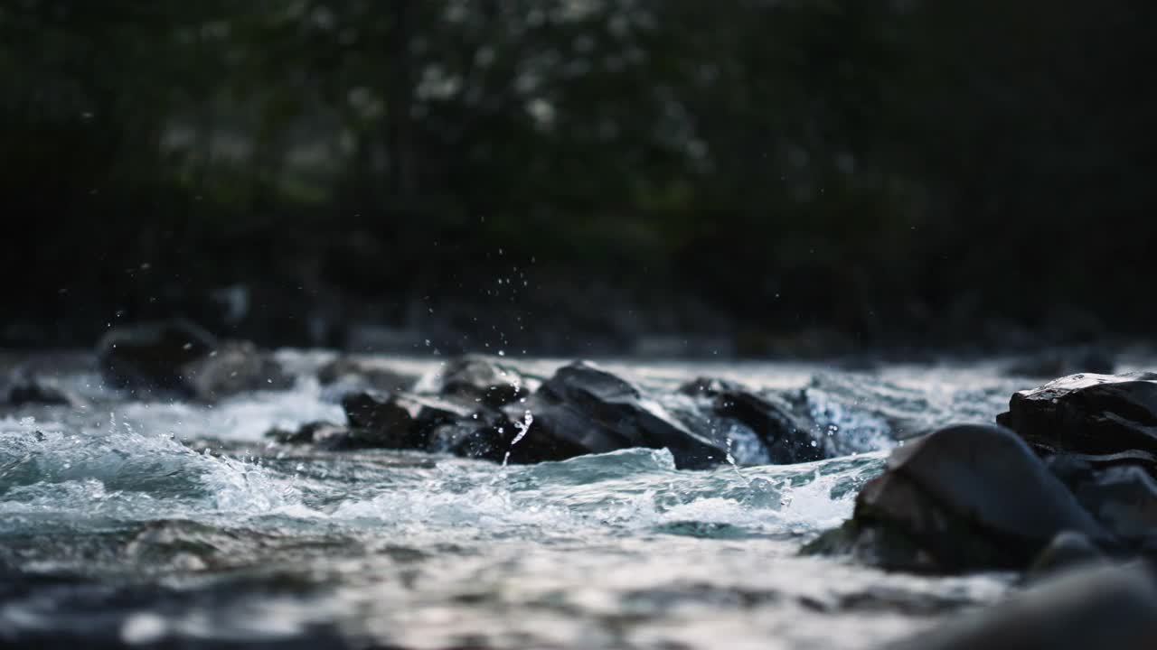 狂野的山河流过巨石视频素材