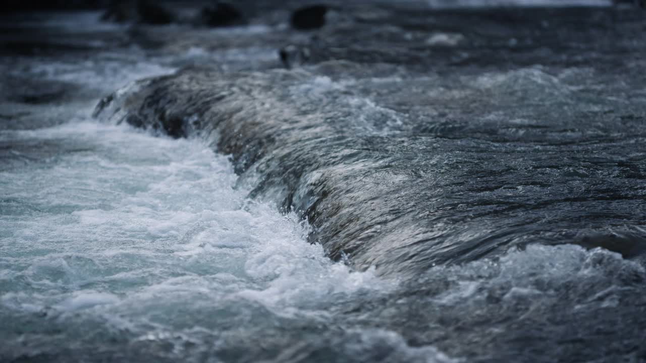 流水在山间。小瀑布溅视频素材