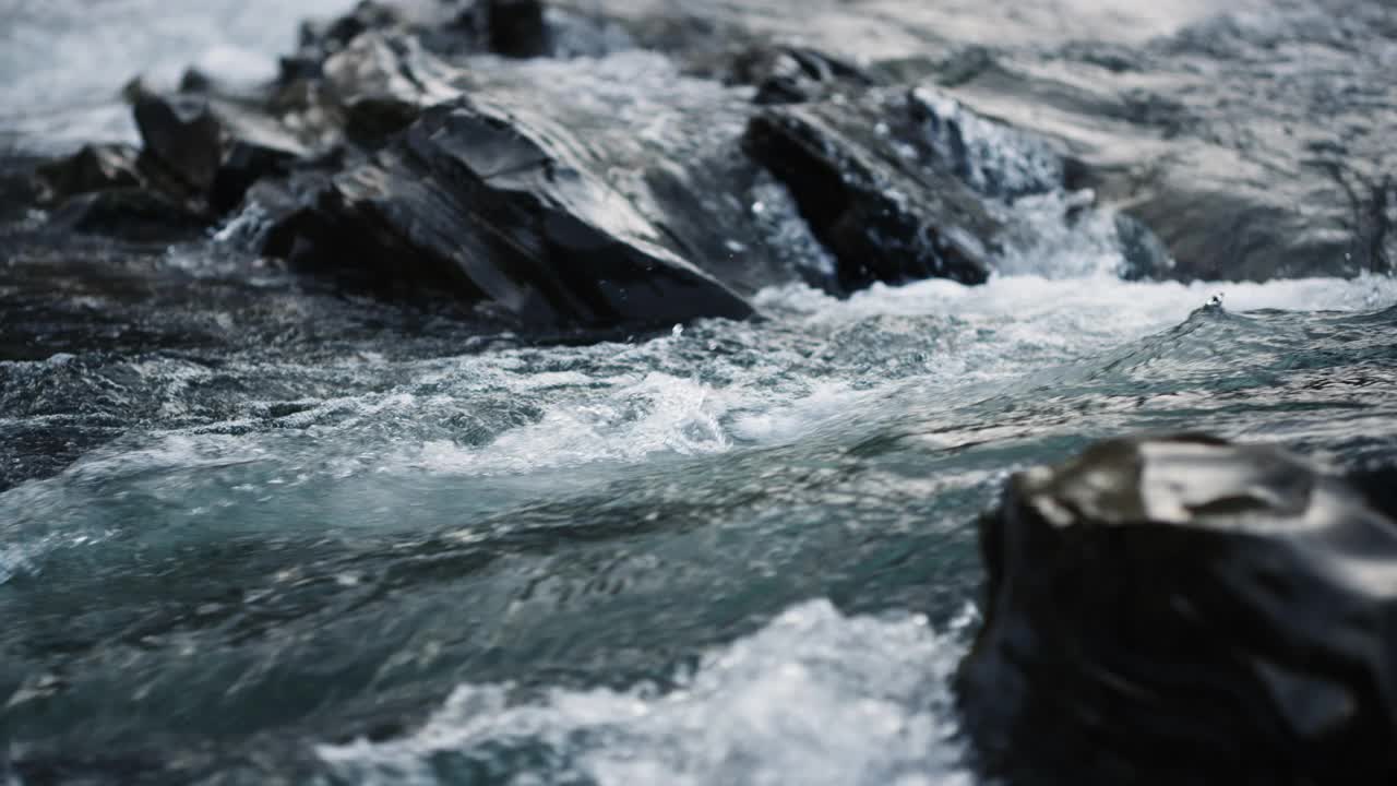 自然山河背景。湍急的山河。视频素材