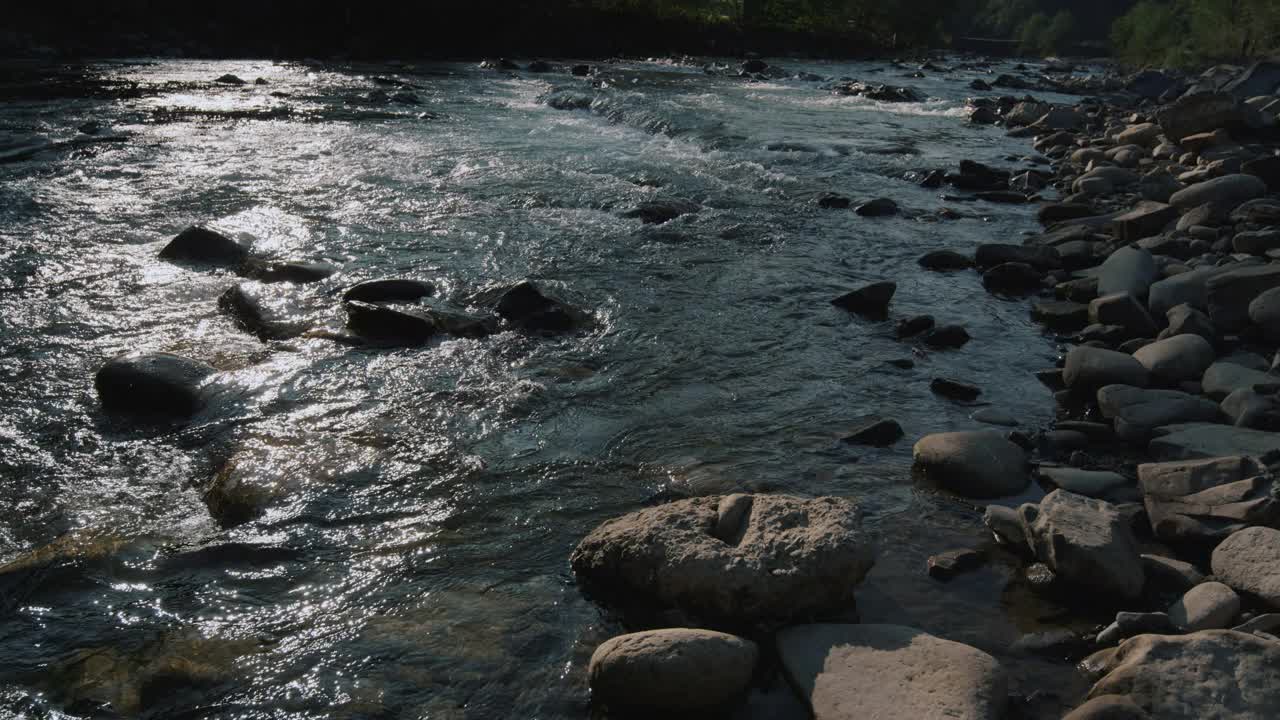 野山河在山间流淌。美丽的风景清澈的水流动。视频素材