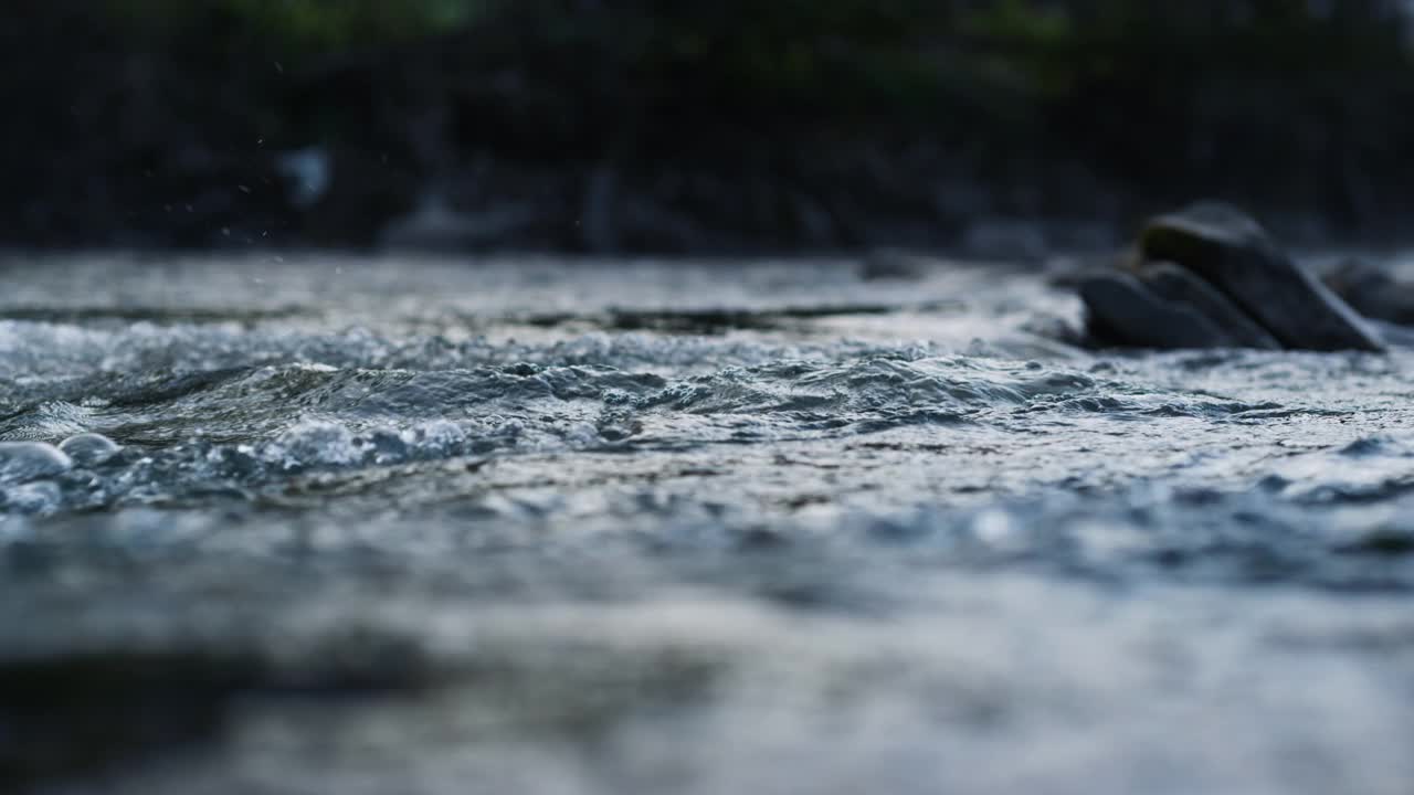 清澈的水在山间流淌的特写镜头。山野溪流。视频素材