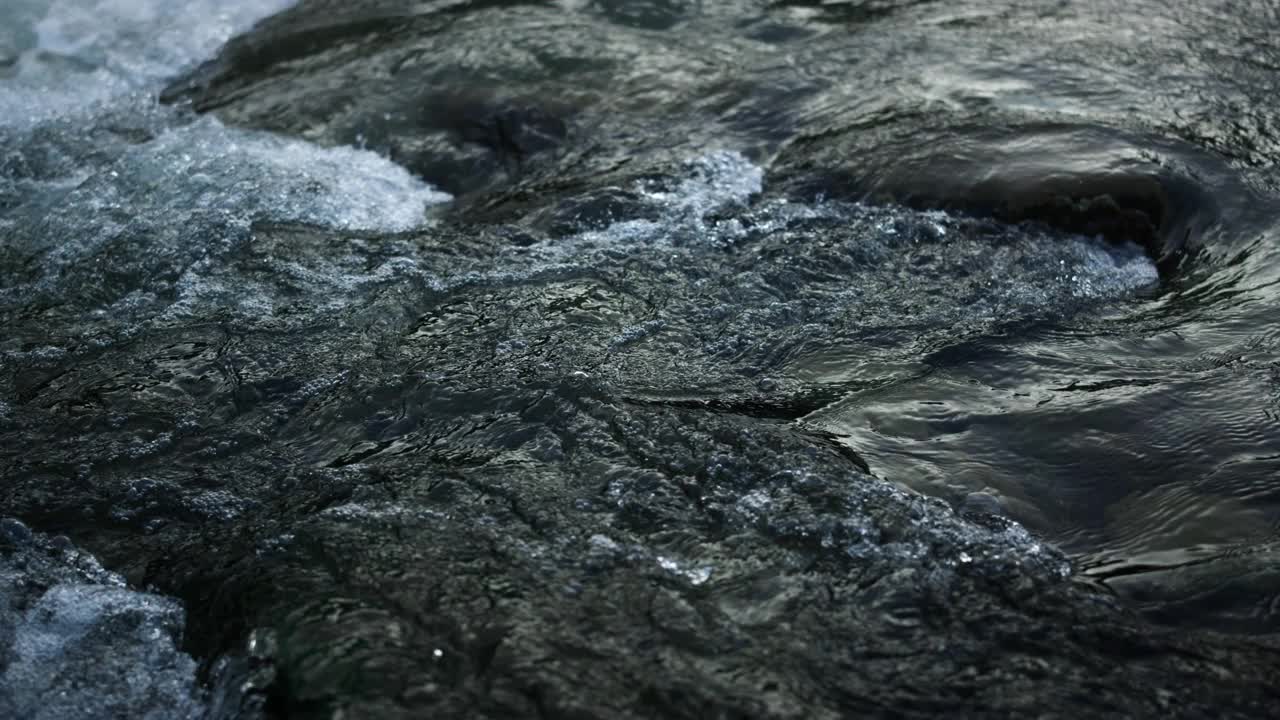 狂野的溪水清澈的水。喀尔巴阡丰富的山河。视频素材