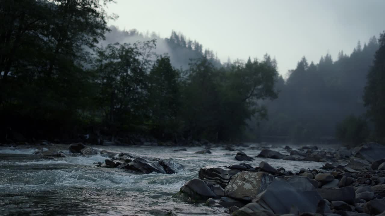 丰沛的溪水在山间流淌。清澈的水在山河中溅起水花。视频素材