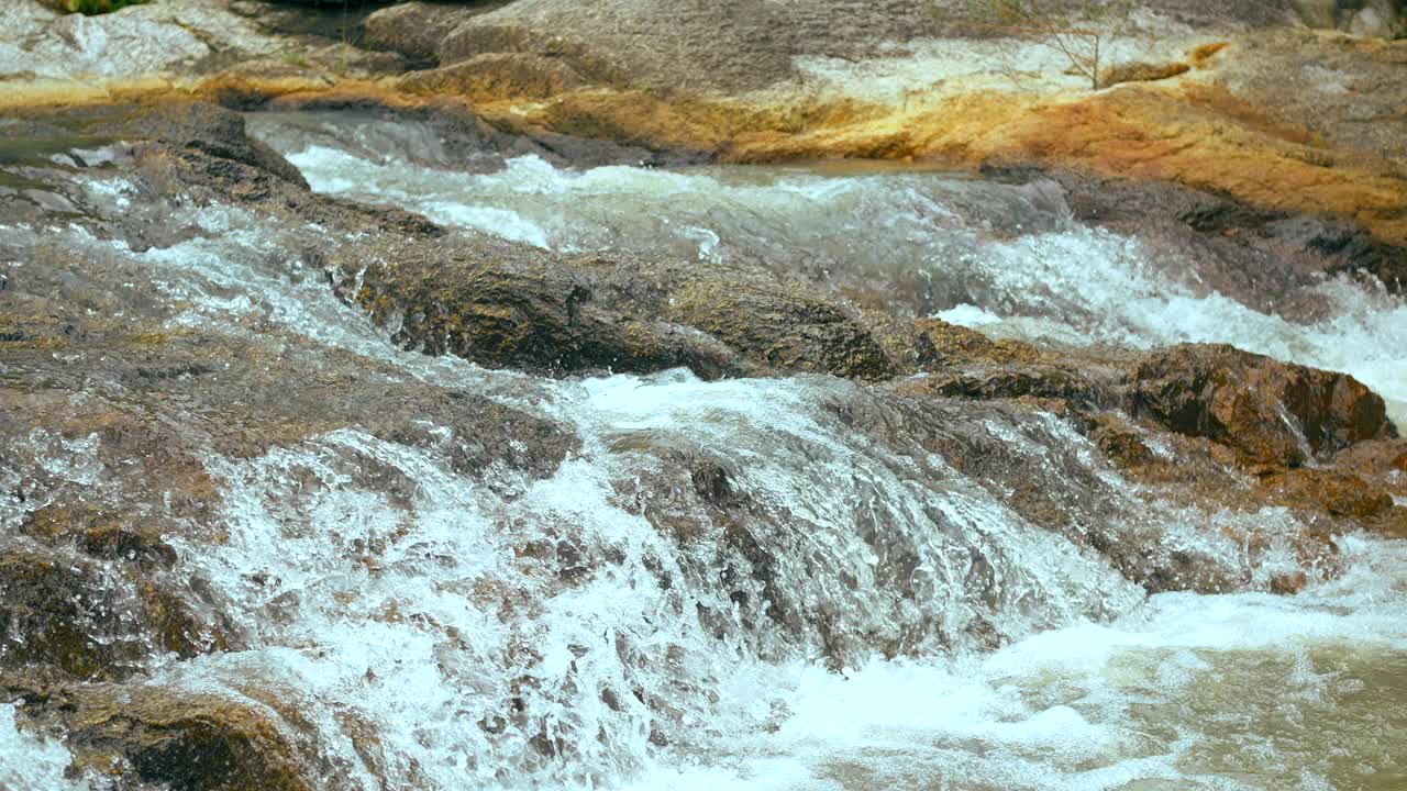 潺潺流水的山涧视频素材