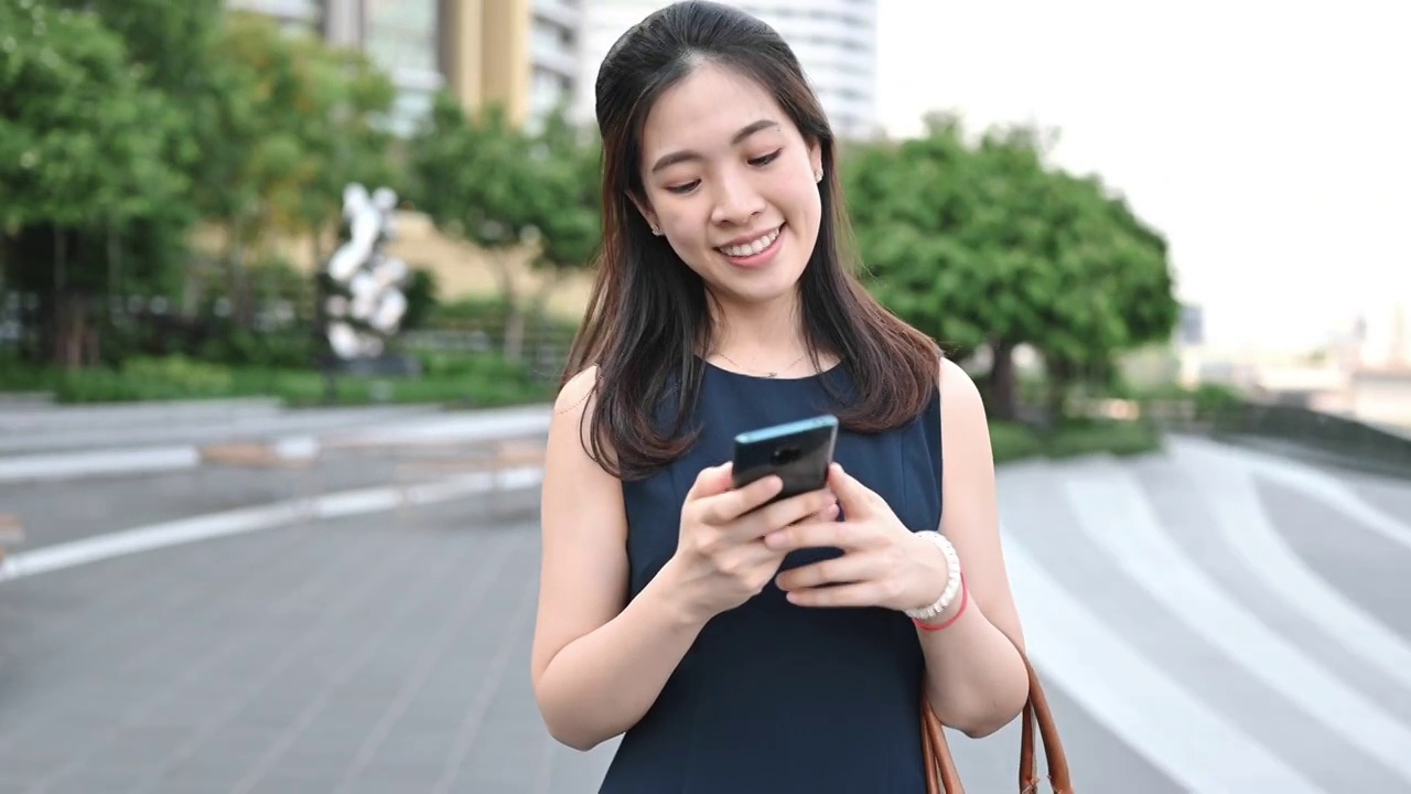 亚洲妇女按摩她的家人在周末旅行享受传统城市曼谷泰国的城市生活视频素材