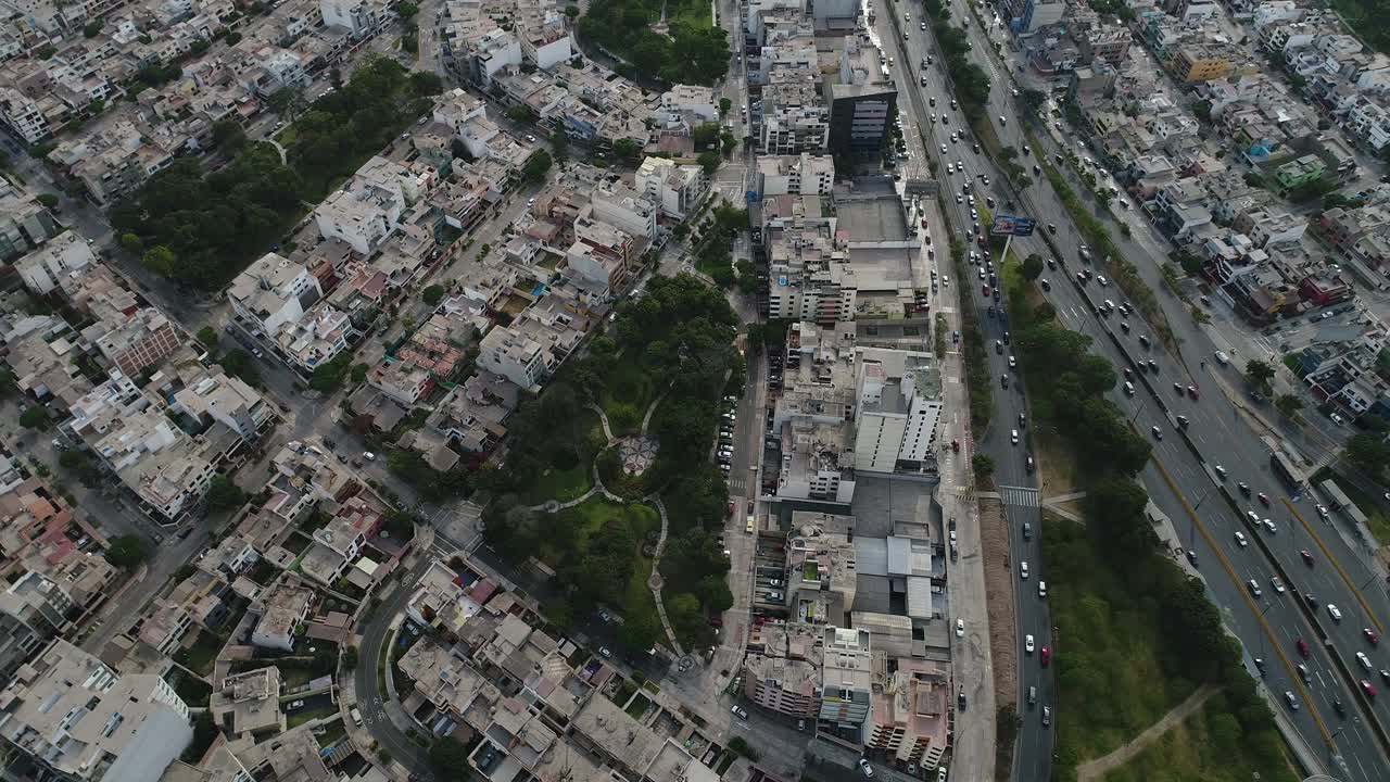 秘鲁利马泛美高速公路的航拍视频。交通枢纽和城市形象。视频素材