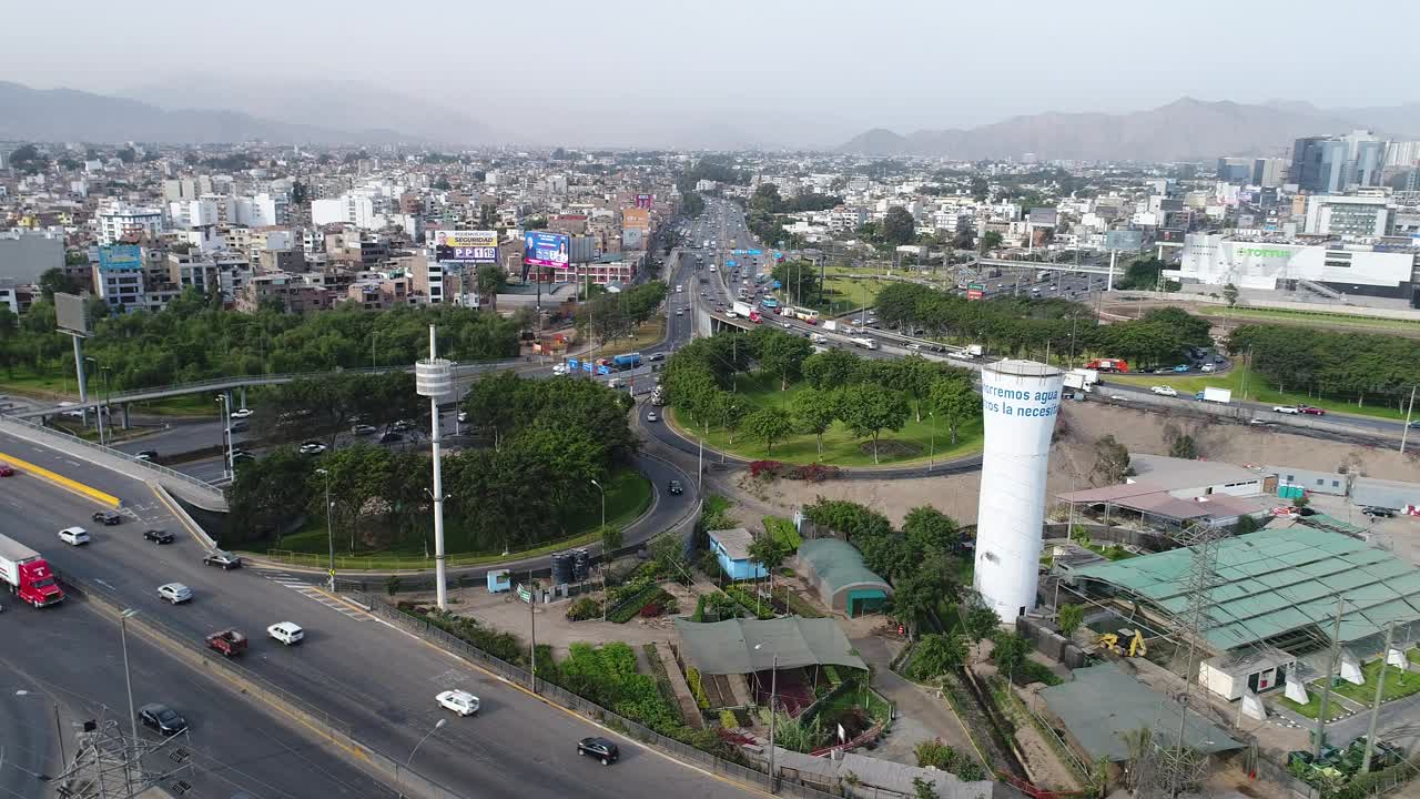 秘鲁利马泛美高速公路的航拍视频。交通枢纽和城市形象。视频素材