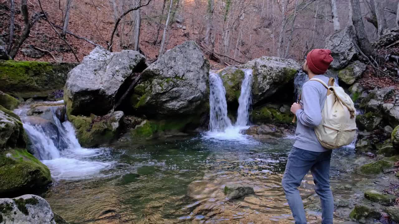 一个人带着河流峡谷的风景独自旅行。视频素材