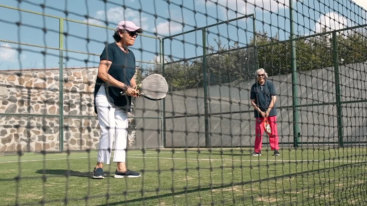 老年人玩帕德尔视频素材