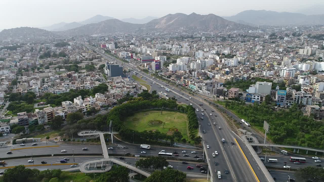 秘鲁利马泛美高速公路的航拍视频。交通枢纽和城市形象。视频素材