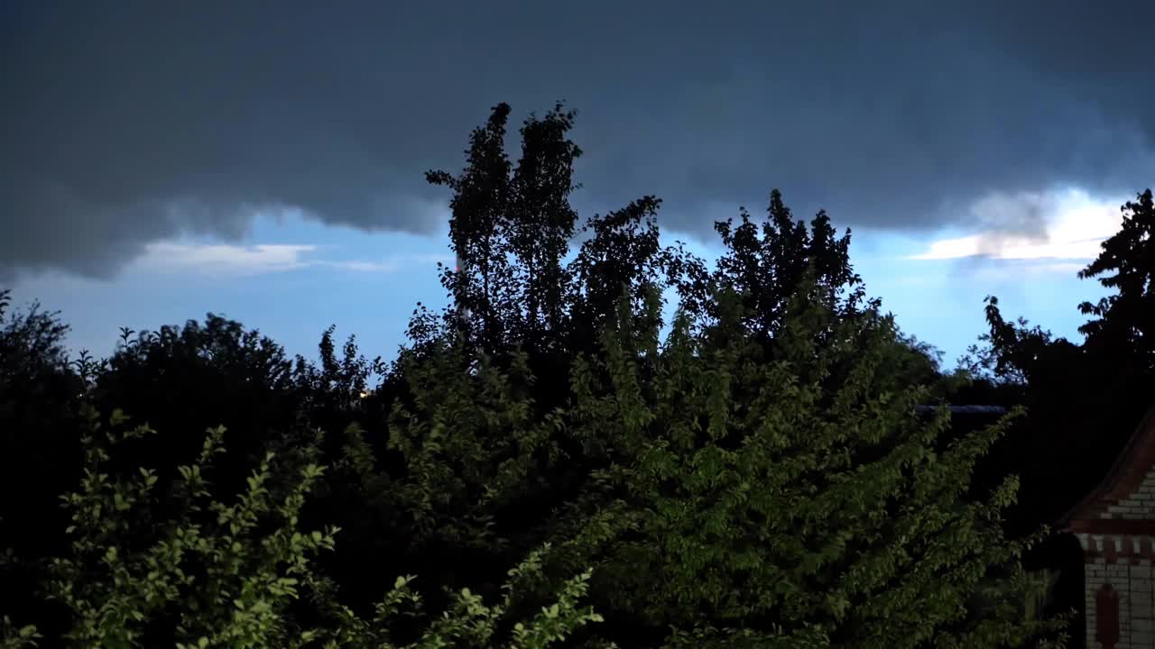 美丽的黑暗风暴天空。美丽的暴风雨天空与云彩视频素材