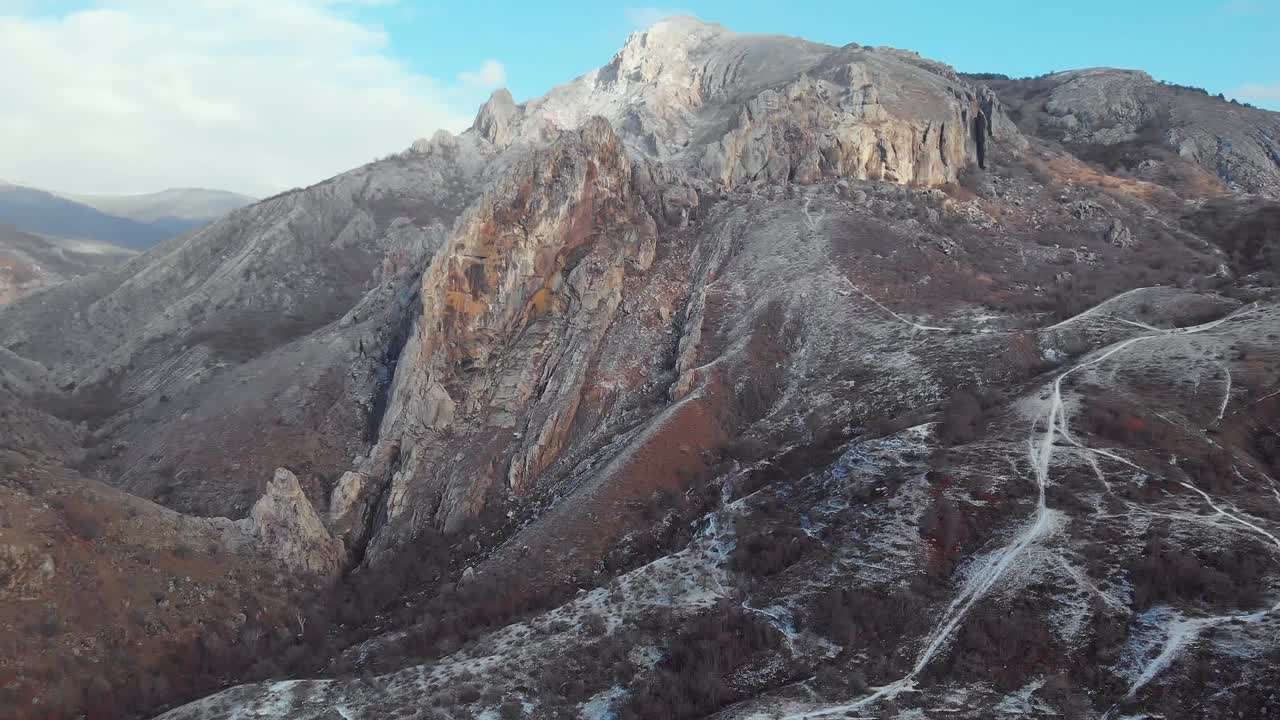 冬季山景鸟瞰图。许多痕迹。无人机视频。克里米亚在秋天视频下载