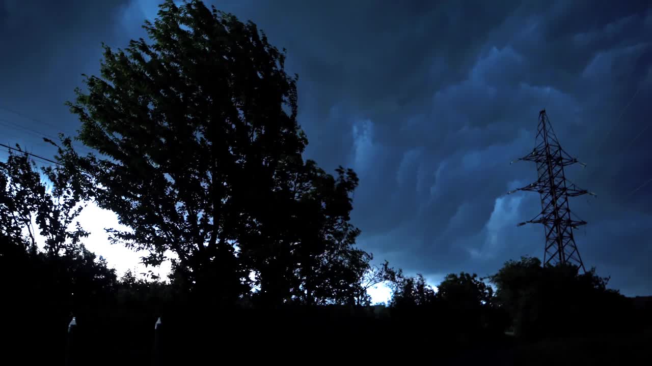 阴沉的暴风雨云。黑暗和戏剧性的风暴云区域背景视频素材