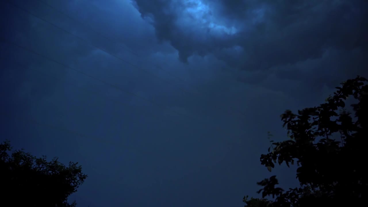 雨前乌云密布。灯光在黑暗和戏剧性的风暴云背景视频素材