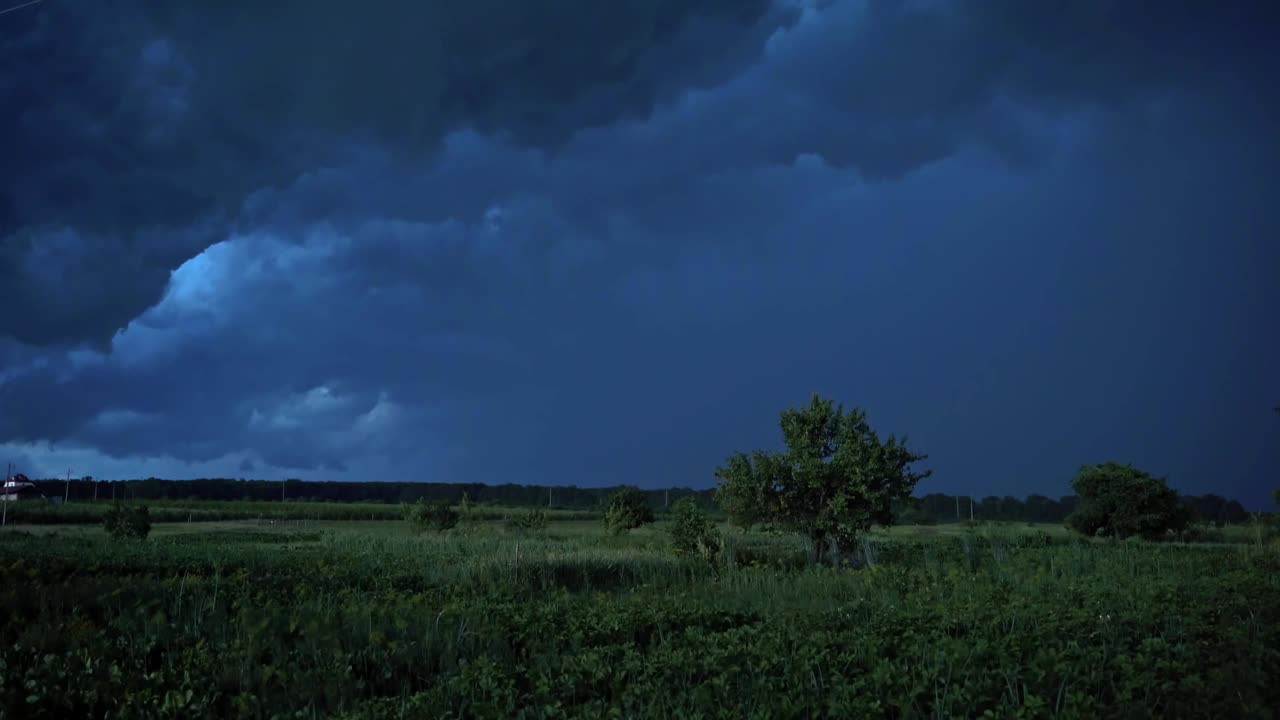 乌云的背景。雷雨期间的黑暗天空视频素材