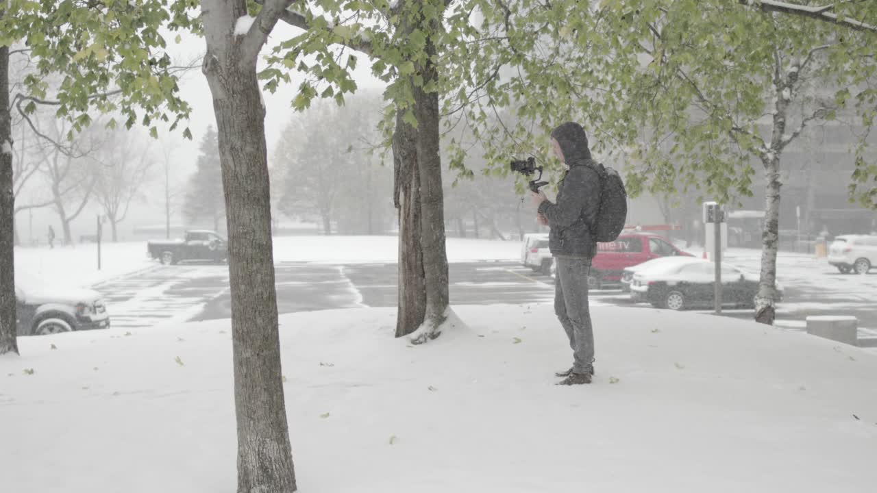 一个DOP在下雪的冬天拍摄的照片视频素材